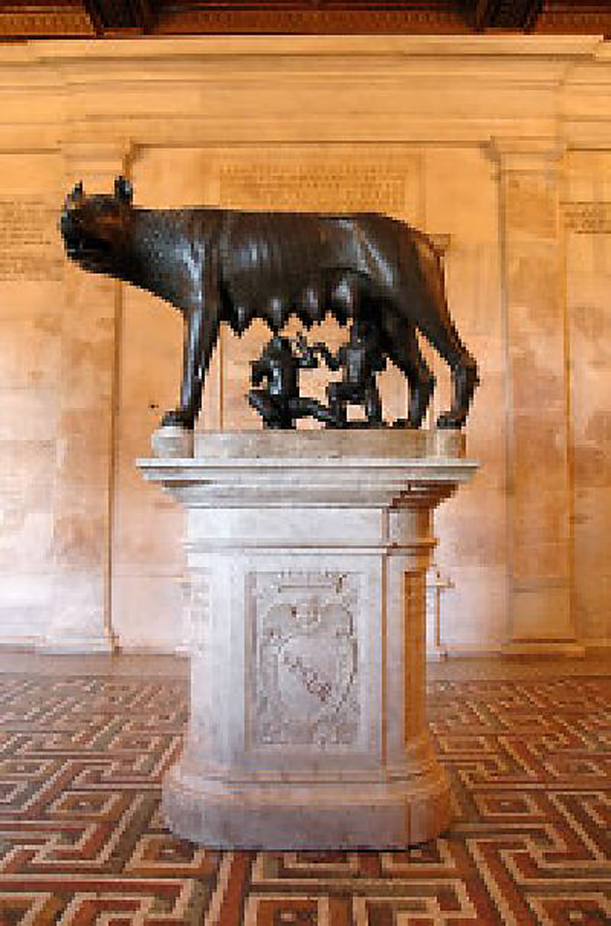 O original da Loba Romana instalada na sala principal do Museu Capitolino<a style='float:right;color:#ccc' href='https://www3.al.sp.gov.br/repositorio/noticia/02-2012/O original da Loba Romana instalada na sala principal do Museu Capitolino.jpg' target=_blank><i class='bi bi-zoom-in'></i> Clique para ver a imagem </a>